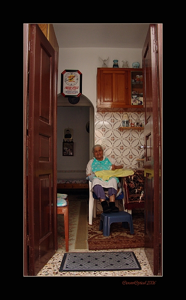 Oud vrouwtje Lindos (2).jpg